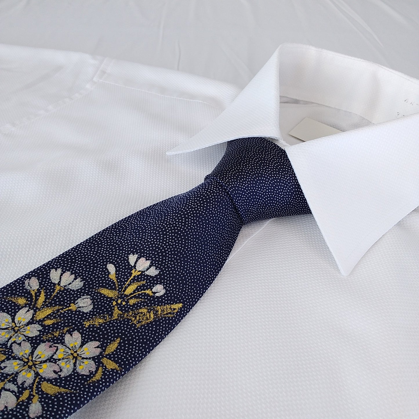 Kyoto Nishijin-ori tie(Handpaint tie Sakura) -Navy & White-